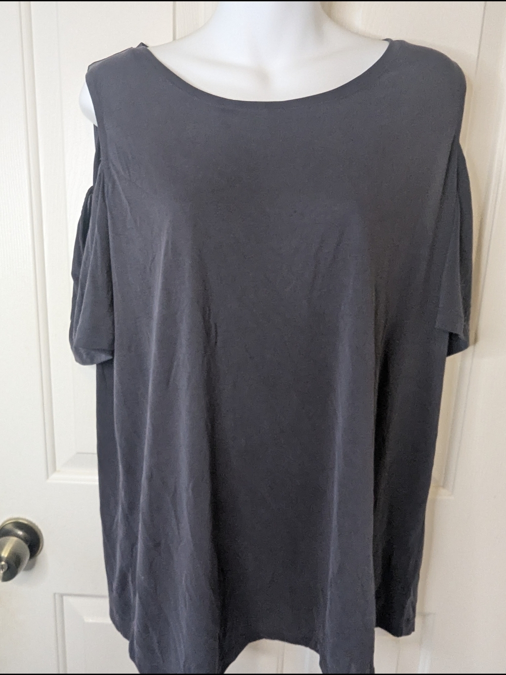 Halogen Womens Cold-Shoulder Short Sleeve Top in Charcoal